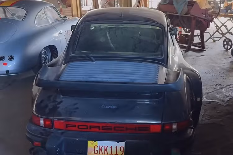 Chủ sở hữu Clark, một nhà sưu tập đam mê những chiếc xe cổ điển, đã mua chiếc xe này như một phần trong bộ ba xe Turbo, 944 Cabriolet, và Mercedes-Benz E500 đồng sản xuất với Porsche. Tuy nhiên, chính chiếc 930 mới thực sự ám ảnh ông.