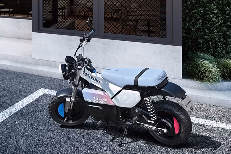 Phong cách retro vẫn hiện hữu qua từng đường nét, nhưng được tinh chỉnh lại để phù hợp với xu hướng thẩm mỹ đương đại, mang đến một tổng thể vừa thân thuộc vừa mới mẻ. Suzuki cho biết mẫu xe điện này được phát triển với công suất tương đương xe 125cc.