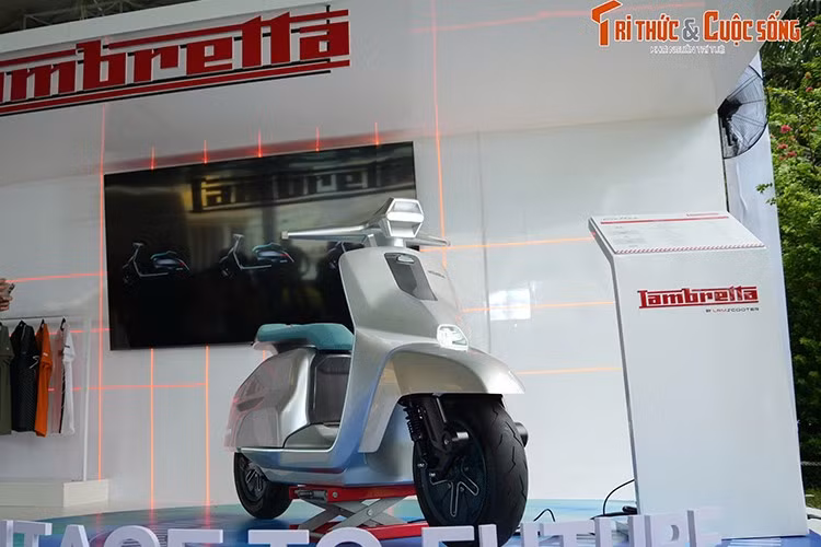Tại sự kiện ra mắt đầy ấn tượng của thương hiệu Lambretta tại Việt Nam, có sự góp mặt của mẫu xe tay ga thuần điện Elettra, mẫu xe máy điện đặc biệt này từng được giới thiệu lần đầu tại triển lãm EICMA 2023.