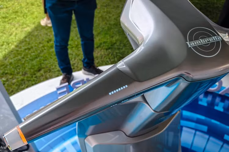 Logo của Lambretta được khắc tại sàn để chân. Nhiều vị trí khác của xe có logo truyền thống 'Lambretta' và dòng chữ 'Lambretta'. Ở tay lái của xe xuất hiện thông số pin khá đơn giản nhưng dễ quan sát cho người sử dụng.