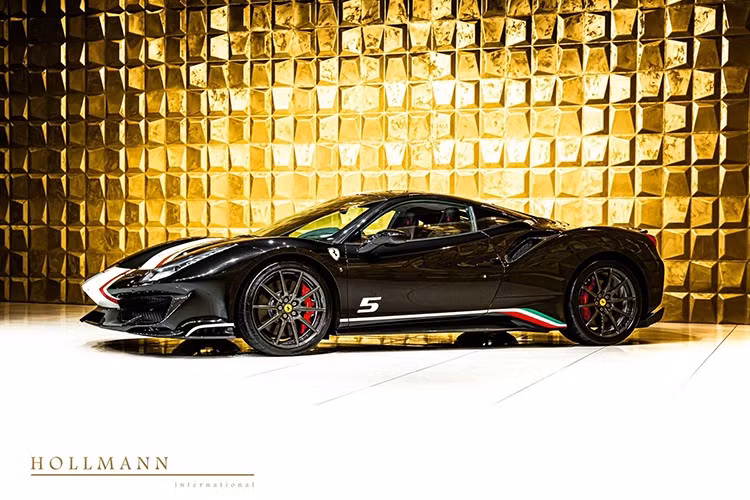 Cùng với việc nhà sản xuất ôtô Ferrari của Ý công bố các màu sắc khác bao gồm Argento Nurburgring, Blu Tour de France và đen Nero Daytona như xe trong bài. Nội thất được bọc da Alcantara đen, họa tiết cờ Ý và các chi tiết ốp sợi carbon.