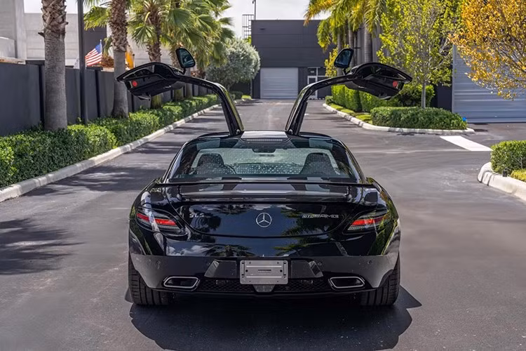 Mức giá dự đoán cho chiếc siêu xe Mercedes-Benz SLS AMG GT Final Edition 2015 "siêu lướt" này khi lên sàn đấu giá sẽ có mức khoảng gần 300.000 USD (tương đương 7,91 tỷ đồng).