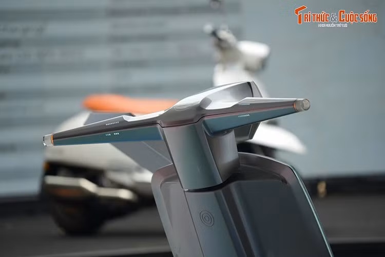 Chi tiết hoài cổ trên Elettra là đèn xi-nhan đặt tại gù tay lái thay vì lắp đặt trên mặt nạ trước hoặc đầu xe. Đèn pha LED hình lục giác có logo Lambretta ẩn, phanh tay thiết kế ẩn chỉ kích hoạt khi xe khởi động và ghi đông thẳng. Điểm nhấn của tay lái là màn hình kỹ thuật số dạng tròn.