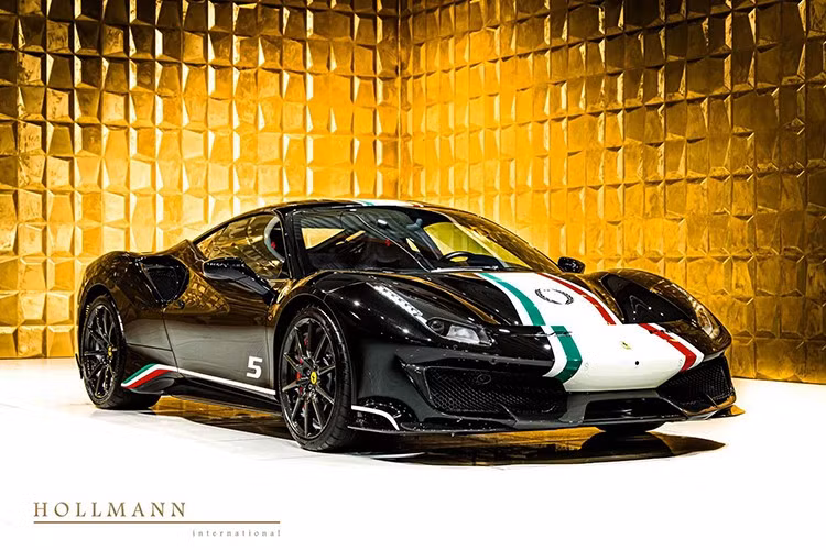 Có thể ít người còn nhớ, nhưng "ngựa chồm" đã ra mắt phiên bản Ferrari Piloti Ferrari Edition của chiếc 488 Pista bản thường cách đây vài năm. Siêu xe ra mắt vào giữa năm 2018 và là một lời tri ân dành cho các tay đua khách hàng đã thể hiện kỹ năng của mình trên các đường đua trên khắp thế giới.