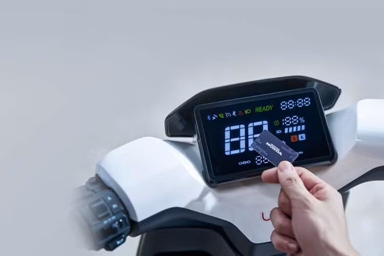 Một trong những điểm đáng chú ý nhất trên Honda U-be 2026 là khả năng mở khóa thông minh đa chế độ. Người dùng có thể mở xe qua NFC, Bluetooth hoặc ứng dụng di động, đồng thời chia sẻ khóa điện tử cho người thân qua smartphone.