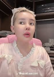 Tuy nhiên chỉ sau đó khoảng vài tháng, Ngân 98 chia sẻ trên sóng livestream đã bị nhiễm trùng mũi nghiêm trọng.