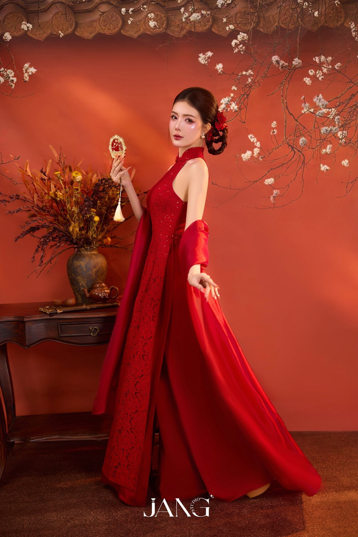 Lilly Luta, tên thật là Nguyễn Thị Lượm, sinh năm 1992 tại Khánh Hòa, từng là một trong những hot girl nổi tiếng nhất đầu thập niên 2010 với danh xưng “búp bê Việt”. Nhờ gương mặt xinh đẹp cùng vóc dáng nhỏ nhắn, cô nhanh chóng ghi dấu ấn trong làng giải trí và lấn sân sang lĩnh vực người mẫu ảnh, diễn viên.