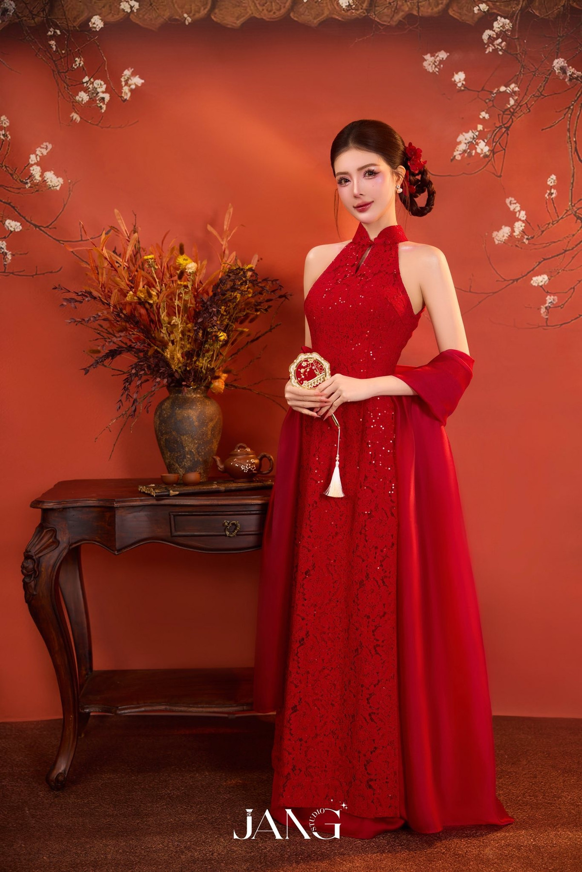 Nhan sắc của Lilly Luta trong bộ ảnh lần này được nhiều khán giả ví như “búp bê sống”. Gương mặt nhỏ nhắn với sống mũi cao, đôi mắt to tròn, hàng mi cong vút và làn da trắng mịn giúp cô nổi bật trước ống kính.