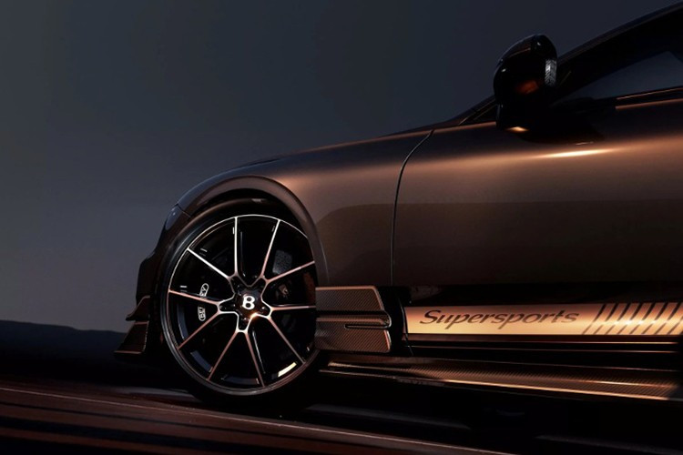 Một điểm nhấn quan trọng là việc Bentley chuyển sang hệ dẫn động cầu sau, điều chưa từng xuất hiện trên các mẫu Continental thương mại. Sức mạnh được truyền qua hộp số ly hợp kép ZF 8 cấp tối ưu lại, kết hợp vi sai chống trượt điện tử và hệ thống đánh lái bánh sau nhằm đảm bảo độ linh hoạt, trong khi treo khí nén và các hệ thống điều khiển động lực đều được tinh chỉnh theo chuẩn xe hiệu năng cao.