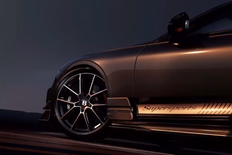 Một điểm nhấn quan trọng là việc Bentley chuyển sang hệ dẫn động cầu sau, điều chưa từng xuất hiện trên các mẫu Continental thương mại. Sức mạnh được truyền qua hộp số ly hợp kép ZF 8 cấp tối ưu lại, kết hợp vi sai chống trượt điện tử và hệ thống đánh lái bánh sau nhằm đảm bảo độ linh hoạt, trong khi treo khí nén và các hệ thống điều khiển động lực đều được tinh chỉnh theo chuẩn xe hiệu năng cao.