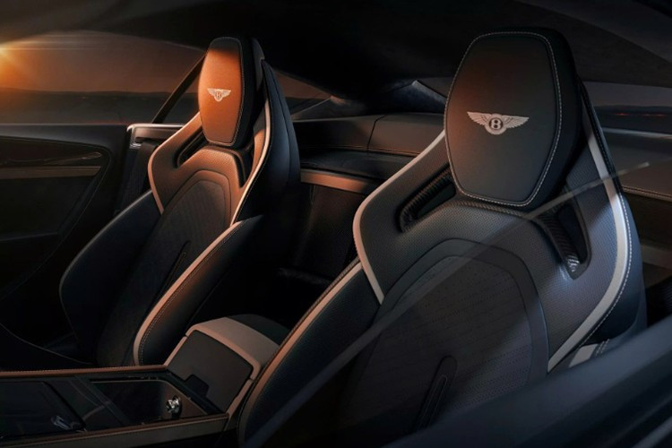 Nhiều chi tiết trong nội thất được hoàn thiện bằng carbon hoặc nhôm tùy chọn. Logo Supersports xuất hiện trên bệ bước, trong khi bảng số thứ tự của từng chiếc xe được đặt ở khu vực trung tâm. Bộ phận Mulliner tiếp tục cung cấp hàng trăm tùy chọn cá nhân hóa để mỗi khách hàng có thể tạo nên một chiếc xe mang dấu ấn riêng.