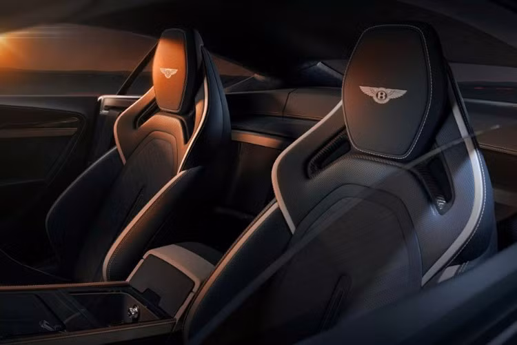 Nhiều chi tiết trong nội thất được hoàn thiện bằng carbon hoặc nhôm tùy chọn. Logo Supersports xuất hiện trên bệ bước, trong khi bảng số thứ tự của từng chiếc xe được đặt ở khu vực trung tâm. Bộ phận Mulliner tiếp tục cung cấp hàng trăm tùy chọn cá nhân hóa để mỗi khách hàng có thể tạo nên một chiếc xe mang dấu ấn riêng.