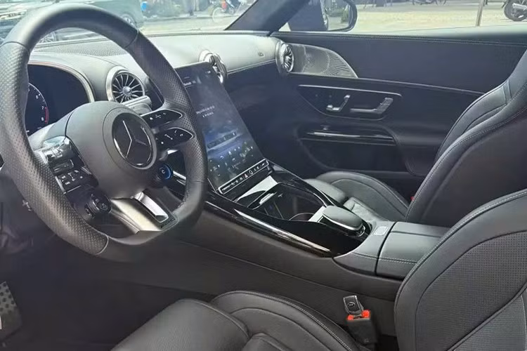 Bước vào bên trong khoang lái của Mercedes-AMG SL43, khách hàng sẽ cảm nhận ngay thế hệ mới có nhiều sự thay đổi, đầu tiên là bộ ghế phong cách thể thao, ôm lấy người ngồi sau vô lăng và ghế phụ, còn hành khách phía sau thoải mái hơn nhiều, đơn giản, hàng ghế thứ 2 dành cho con nhỏ, đi chơi cùng bố mẹ.