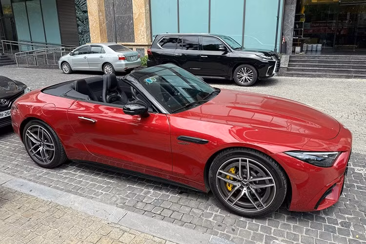 Dòng xe thể thao Mercedes-AMG SL43 còn sẽ được trang bị la-zăng mới, đa chấu kép, thể thao, như xe trong bài, chi tiết này màu bạc cùng kẹp phanh màu vàng. Vòng ra đuôi xe, Mercedes-AMG SL43 thế hệ mới nhất đang bán tại Việt Nam có đèn hậu LED mới, phần khoang hành lý chia làm đôi, để làm chỗ trống cất mui xe. Cuối cùng là việc xe được trang bị ống xả kép đối xứng, dạng tròn.