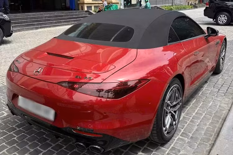 Mới đây, một chiếc xe Mercedes-AMG SL43 mang ngoại thất rất hiếm gặp là đỏ, chủ xe mua mới trong năm 2025 sau khi không kết nối được xe cũ nào ưng ý, anh mua với mức giá hơn 6 tỷ đồng, từ đại lý chính hãng lăn bánh luôn gần 7,3 tỷ đồng. Nhưng sau 552 km đã muốn bán lại.
