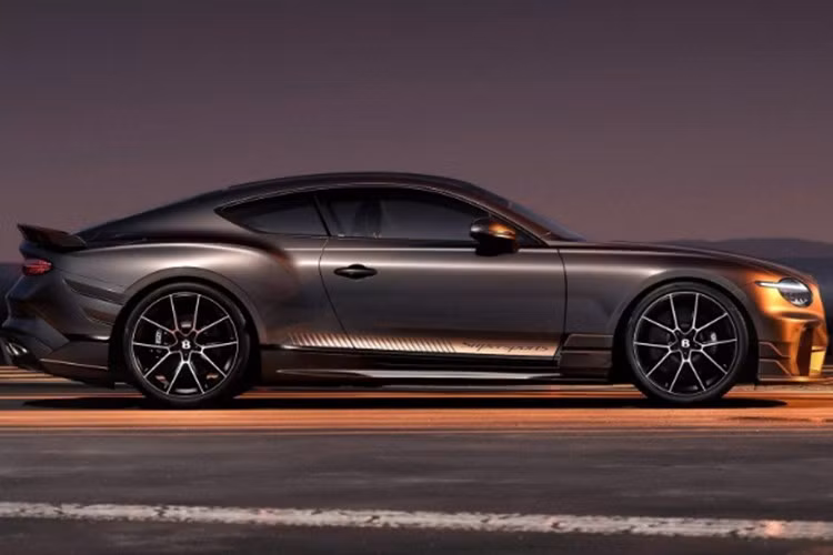 Xe sở hữu lưới tản nhiệt dạng mắt lưới cắt laser và bộ khuếch tán sau cỡ lớn ôm lấy cụm ống xả titan Akrapovic là các chi tiết nhận diện đặc trưng. Nhờ bộ khí động mới, lực ép tăng thêm tới 300 kg so với bản GT Speed.