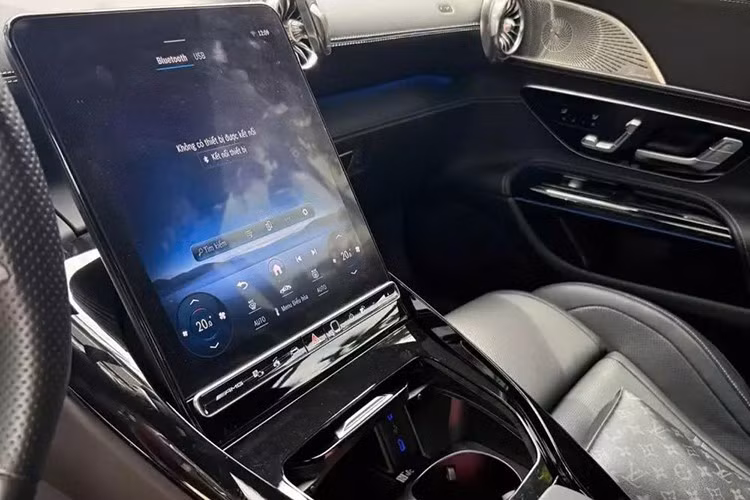 Các chế độ lái được điều chỉnh bằng núm xoay trên cần số, hệ thống tùy chỉnh âm thanh ống xả là những trang bị tiêu chuẩn, có trên chiếc xe thể thao mui trần Mercedes-AMG SL43 thế hệ thứ 7. Cửa gió điều hòa mô phỏng cánh quạt các máy bay chiến đấu.