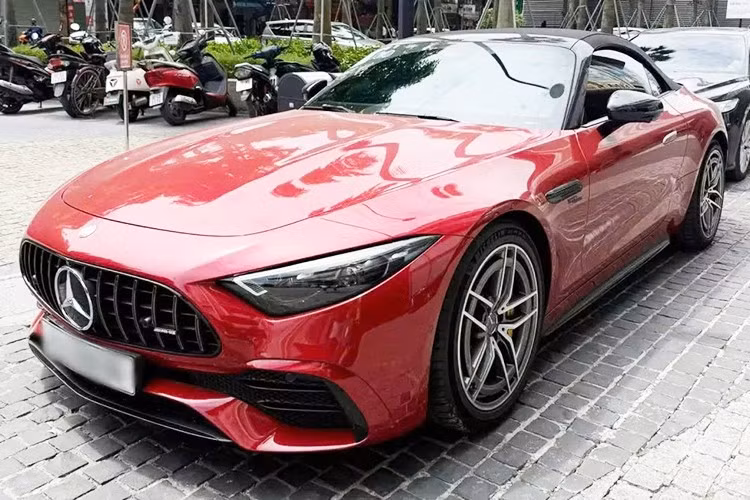 Tháng 4/2022, Mercedes-AMG SL43 chính thức ra mắt với thiết kế thể thao, nội thất trang bị tiện nghi và hệ truyền động ICE 100%, khiến cho không ít người chơi xe đứng ngồi không yên, 1 năm sau đó, chiếc xe này được phân phối chính hãng Việt Nam với mức giá gần 7 tỷ đồng, và nhanh chóng cũng có người mua.
