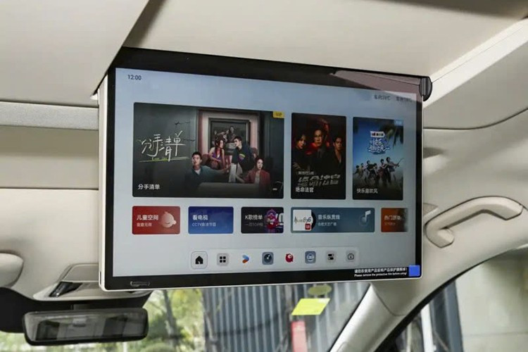 Kích thước của BYD M9 2026 vẫn giữ nguyên, bao gồm chiều dài x rộng x cao lần lượt 5.145 x 1.970 x 1.805 mm và chiều dài cơ sở 3.045 mm. Kích thước này mang đến không gian nội thất 7 chỗ cực rộng rãi cho xe. Bên trong xe, BYD M9 2026 có hai tông nội thất là nâu-be và xám.