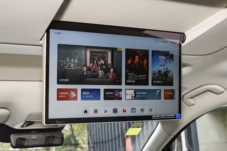 Kích thước của BYD M9 2026 vẫn giữ nguyên, bao gồm chiều dài x rộng x cao lần lượt 5.145 x 1.970 x 1.805 mm và chiều dài cơ sở 3.045 mm. Kích thước này mang đến không gian nội thất 7 chỗ cực rộng rãi cho xe. Bên trong xe, BYD M9 2026 có hai tông nội thất là nâu-be và xám.