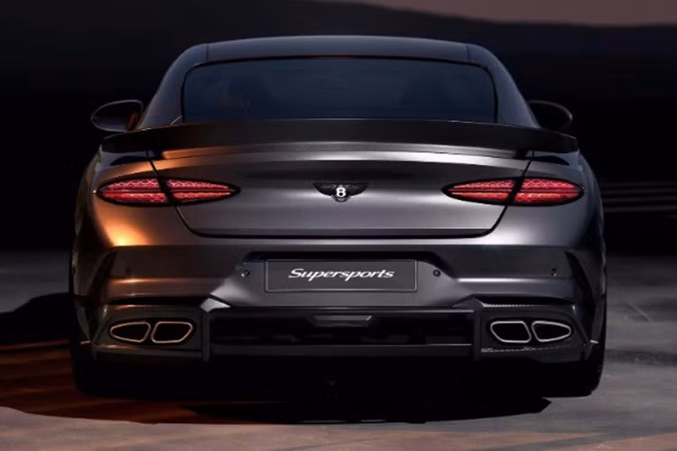 Sự xuất hiện của GT Supersports cũng trùng với kỷ niệm 100 năm mẫu Super Sports đầu tiên ra đời vào năm 1925. Một nhóm kỹ sư của Bentley đã phát triển mẫu xe mới với mục tiêu tạo ra một chiếc GT dẫn động cầu sau có trọng lượng nhẹ nhất có thể, sau nhiều giai đoạn thử nghiệm trên cả đường đua lẫn đường phố.