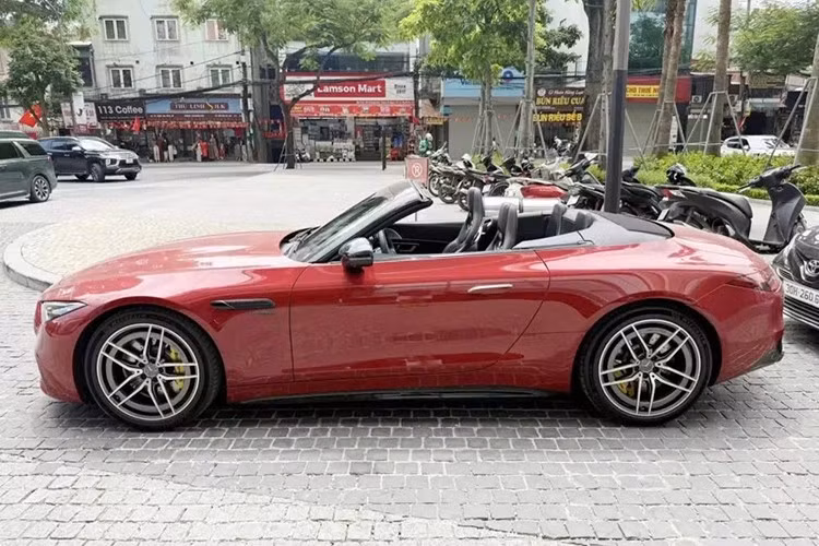 Mercedes-AMG SL43 thế hệ mới này được trang bị khối động cơ 4 xylanh, dung tích 2.0 lít, sẽ sản sinh ra công suất tối đa 375 mã lực tại tua máy 6.750 vòng/phút và mômen xoắn cực đại 480 Nm tại tua máy 3.250 - 5.000 vòng/phút. Chưa hết, Mercedes-AMG SL43 còn có thể bổ sung thêm 13 mã lực tạm thời thông qua hệ thống hybrid nhỏ.