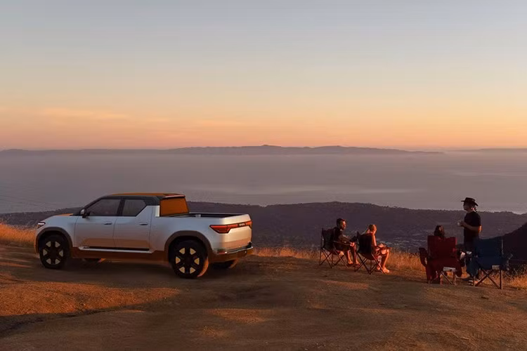 Đáng chú ý, cả hai mẫu concept trên đều sử dụng hệ truyền động điện, mở ra khả năng các bản thương mại sẽ có cấu hình thuần điện hoặc hybrid, phù hợp với chiến lược đa dạng hóa hệ truyền động (multi-pathway) mà Toyota đang theo đuổi.