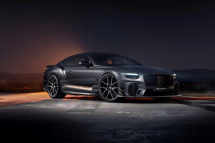 Bộ phanh gốm này hoạt động cùng lốp Pirelli P-Zero tiêu chuẩn, và khách hàng có thể chọn lốp Trofeo RS nếu muốn tối ưu khả năng bám đường khi chạy ở tốc độ cao. Ngoài ra, hệ thống ống xả titan Akrapovic giúp xe tạo ra âm thanh thể thao và rõ ràng hơn mỗi khi người lái đạp ga.