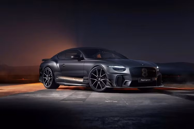 Bộ phanh gốm này hoạt động cùng lốp Pirelli P-Zero tiêu chuẩn, và khách hàng có thể chọn lốp Trofeo RS nếu muốn tối ưu khả năng bám đường khi chạy ở tốc độ cao. Ngoài ra, hệ thống ống xả titan Akrapovic giúp xe tạo ra âm thanh thể thao và rõ ràng hơn mỗi khi người lái đạp ga.