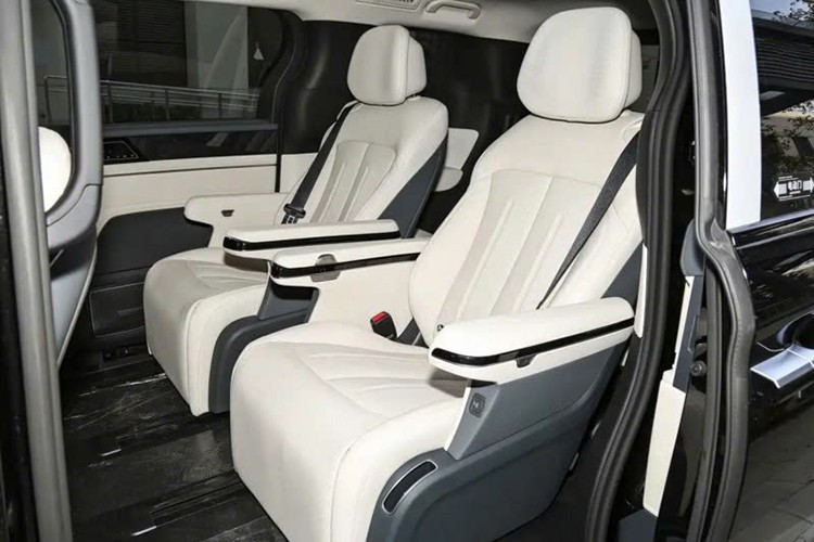 Bảng đồng hồ kỹ thuật số 12,3 inch, màn hình hiển thị thông tin kính lái W-HUD 26 inch (bản cao cấp) và màn hình giải trí 12,3 inch dành cho ghế phụ lái (tùy chọn) cũng được trang bị cho xe. Các phím bấm vật lý vẫn được đặt bên dưới màn hình cảm ứng và sạc không dây 50W là trang bị tiêu chuẩn.