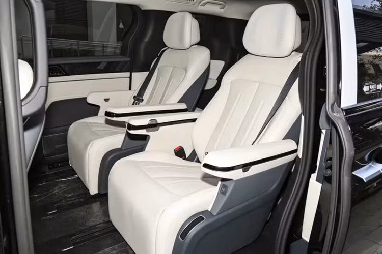 Bảng đồng hồ kỹ thuật số 12,3 inch, màn hình hiển thị thông tin kính lái W-HUD 26 inch (bản cao cấp) và màn hình giải trí 12,3 inch dành cho ghế phụ lái (tùy chọn) cũng được trang bị cho xe. Các phím bấm vật lý vẫn được đặt bên dưới màn hình cảm ứng và sạc không dây 50W là trang bị tiêu chuẩn.