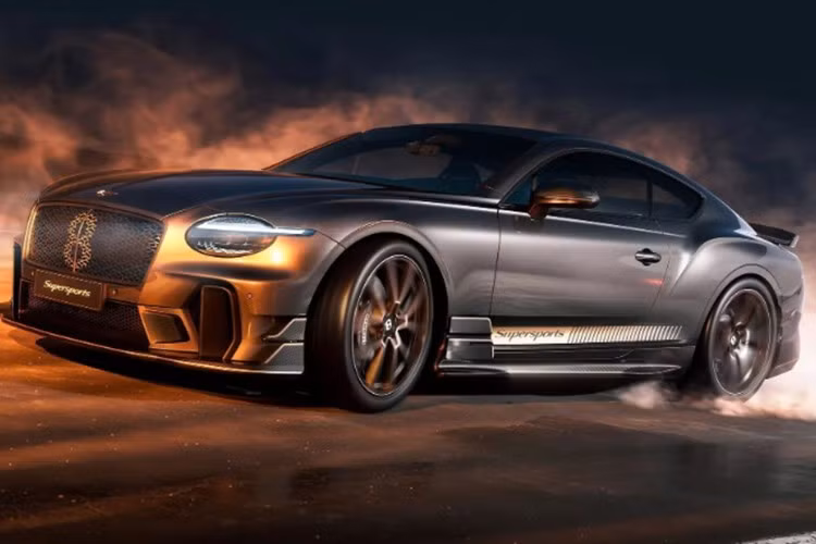 Bentley Continental GT Supersports 2026 mới sở hữu thiết kế mạnh mẽ theo hướng tối ưu lực ép xuống mặt đường. Xe có cản trước được tạo hình lại với khe gió lớn, vè bên liền khối, cản sau hỗ trợ thoát khí và cánh gió đuôi kiểu “ducktail”.