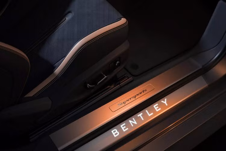 Dù thấp hơn bản Continental GT Speed hybrid tới hơn 100 mã lực và 200 Nm. Xe có thể tăng tốc 0–100 km/h trong 3,7 giây và đạt tốc độ tối đa 310 km/h, chậm hơn một chút so với bản Speed, nhưng đổi lại là trải nghiệm vận hành được tối ưu cho cảm xúc.