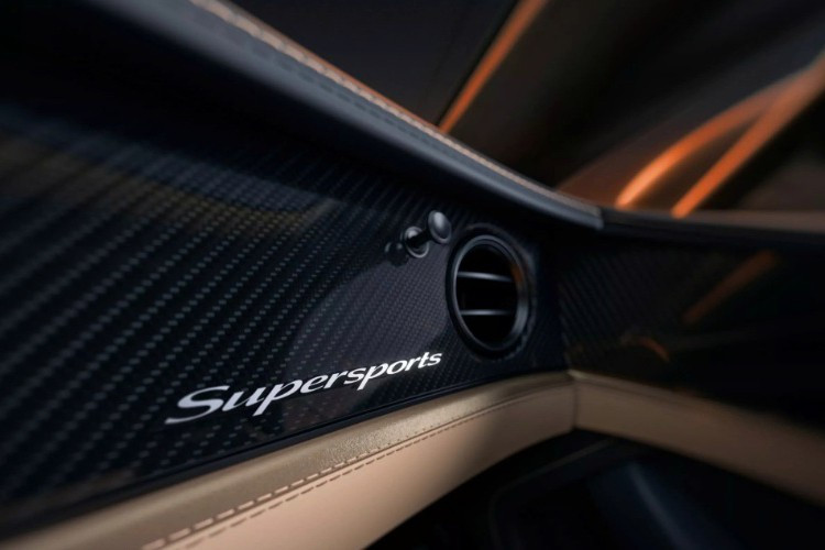 Thay vì tiếp tục theo đuổi lộ trình điện hóa, hãng xe Anh quyết định đưa mẫu xe mới trở lại với giá trị cốt lõi: cảm giác lái thuần cơ khí. “Trái tim” của GT Supersports là động cơ V8 tăng áp kép 4.0L cho công suất 657 mã lực và mô-men xoắn 800 Nm.