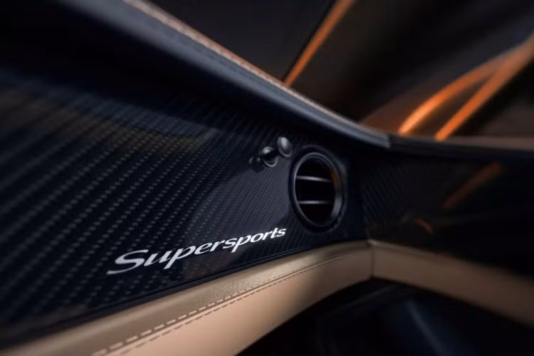 Thay vì tiếp tục theo đuổi lộ trình điện hóa, hãng xe Anh quyết định đưa mẫu xe mới trở lại với giá trị cốt lõi: cảm giác lái thuần cơ khí. “Trái tim” của GT Supersports là động cơ V8 tăng áp kép 4.0L cho công suất 657 mã lực và mô-men xoắn 800 Nm.