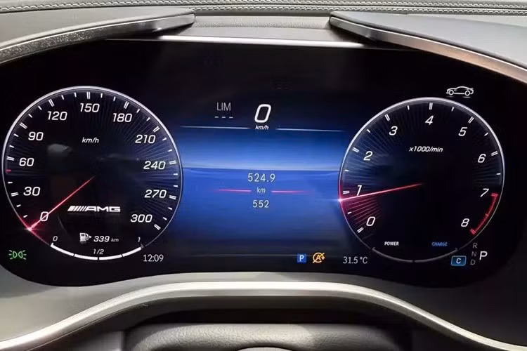 Chưa hết, Mercedes-AMG SL43 thế hệ thứ 7 còn sở hữu màn hình giải trí kích thước 11,9 inch, tích hợp đầy đủ các tính năng, giúp người sử dụng có thể tùy chỉnh, và ngoài ra, nó có thể thay đổi vị trí để chống chói. Màn hình sau tay lái dạng kỹ thuật số 12,3 inch.