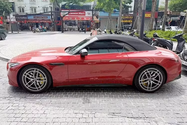 Chỉ sau 2 năm xuất hiện tại Việt Nam, không ai ngờ tới 1 ngày Mercedes-AMG SL43 lại bị giảm giá bất ngờ, theo đó, hãng giảm giá hẳn 1,06 tỷ đồng, kéo giá bán xuống chỉ còn 5,9 tỷ đồng, khiến không ít người mua xe đầu tiên cảm thấy bị sốc, còn 1 số lái thu mua xe cũ bị lỗ kha khá.