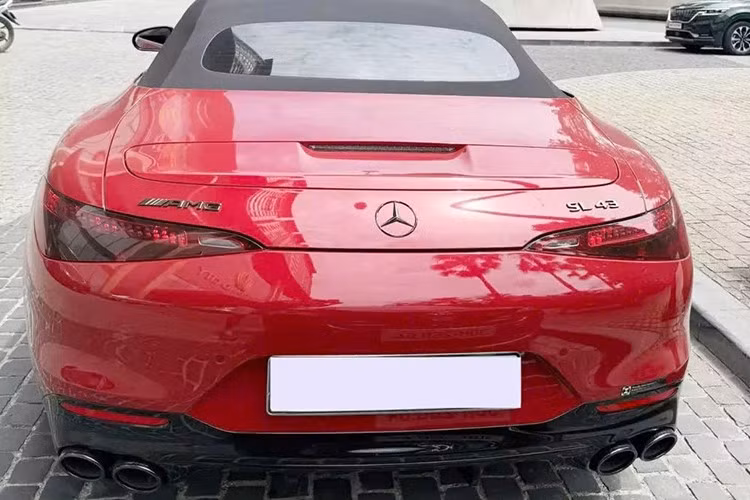 Mercedes-AMG SL43 đang bán tại Việt Nam thuộc thế hệ thứ 7, chiếc xe này có phần mặt tiền khá ấn tượng với lưới tản nhiệt vòng cung, được tạo hình bằng các nan dọc, nằm chính giữa vẫn là logo ngôi sao 3 cánh. Cụm đèn pha LED mới có hình tam giác, phần hốc gió trước được nối liền, tiếp đến là hốc gió bên tích hợp thêm 2 thanh chia gió nhỏ.