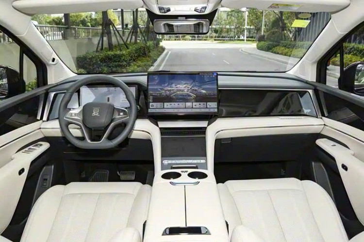 Bên cạnh đó, xe còn được trang bị hệ thống treo thông minh DiSus-C của BYD, có khả năng quét mặt đường chủ động để giảm rung lắc và tăng độ ổn định, đi kèm thuật toán chống say xe. Tất cả các phiên bản đều có hệ thống kiểm soát nổ lốp và khả năng cấp điện cho thiết bị ngoài xe.