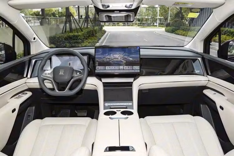 Bên cạnh đó, xe còn được trang bị hệ thống treo thông minh DiSus-C của BYD, có khả năng quét mặt đường chủ động để giảm rung lắc và tăng độ ổn định, đi kèm thuật toán chống say xe. Tất cả các phiên bản đều có hệ thống kiểm soát nổ lốp và khả năng cấp điện cho thiết bị ngoài xe.