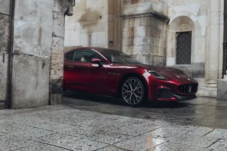 Khả năng tăng tốc của xe từ 0-100 km/h trong 3,5 giây và vận tốc tối đa 320 km/h. Mức giá của Maserati GranTurismo Meccanica Lirica độc bản hiện không được tiết lộ.