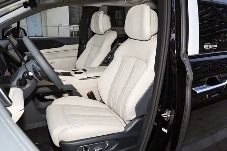 Xe đi kèm đèn viền nội thất 128 màu, hệ thống tỏa hương thơm và lọc không khí PM2.5 (tùy chọn). Màn hình trung tâm 15,6 inch sử dụng hệ điều hành DiLink 150, hỗ trợ điều khiển giọng nói DeepSeek AI, “chế độ cảnh giới”, hát karaoke không cần micro và kết nối điện thoại đa thương hiệu.