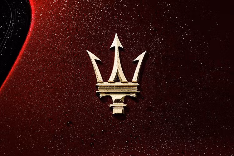 Đầu ống xả được hoàn thiện bằng lớp kim loại màu vàng đỏ, hòa hợp với chi tiết ngoại thất mạ vàng khác. Phần mềm quản lý van xả tối ưu hơn, cho phép thay đổi chất âm theo chế độ lái và khi khởi động động cơ.