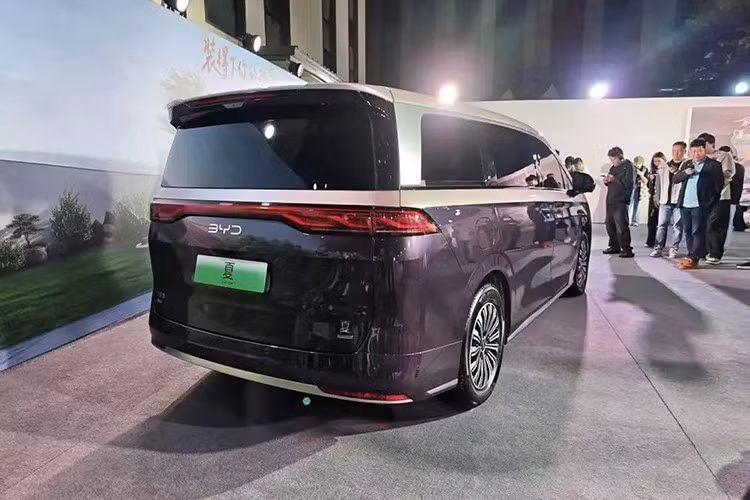 Trong phân khúc MPV hybrid cắm sạc có giá 200.000-300.000 Nhân dân tệ (700 triệu đến 1,05 tỷ đồng), BYD M9 cạnh tranh với Buick GL8 Land Business Edition PHEV (249.900-289.900 Nhân dân tệ) và Maxus MIFA 9 PHEV (259.900-349.900 Nhân dân tệ).