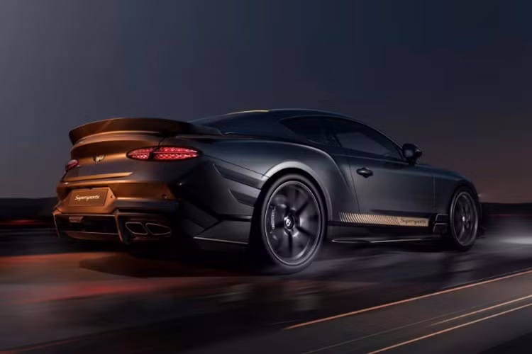 Bentley đã hợp tác với Manthey Racing để phát triển bộ mâm 22 inch dành riêng cho Continental GT Supersports. Hãng trang bị cho xe hệ thống phanh gốm–carbon đường kính 440 mm ở bánh trước, đây là một trong những bộ phanh lớn nhất từng xuất hiện trên xe thương mại.