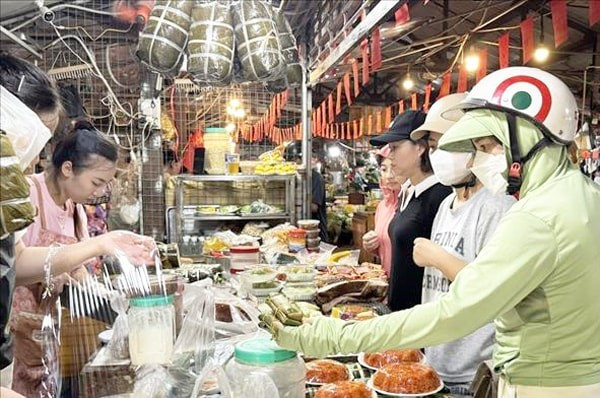 Người dân mua sắm đồ cúng lễ Vu Lan. Ảnh: Quốc Lũy