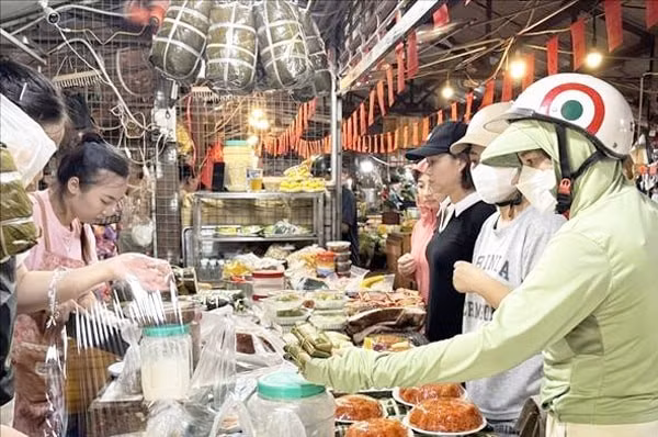 Người dân mua sắm đồ cúng lễ Vu Lan. Ảnh: Quốc Lũy