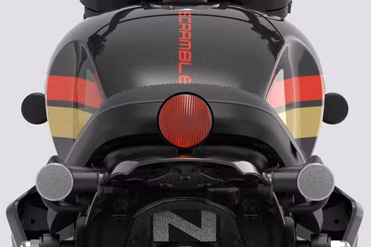 Scrambler 350 có khối lượng 174 kg và chiều cao yên 813 mm, giúp xe dễ tiếp cận với nhiều đối tượng người dùng. Hệ thống treo gồm phuộc ống lồng phía trước và giảm xóc đôi phía sau, được thiết lập với hành trình dài nhằm tăng khả năng hấp thụ xung lực khi vận hành trên địa hình xấu.