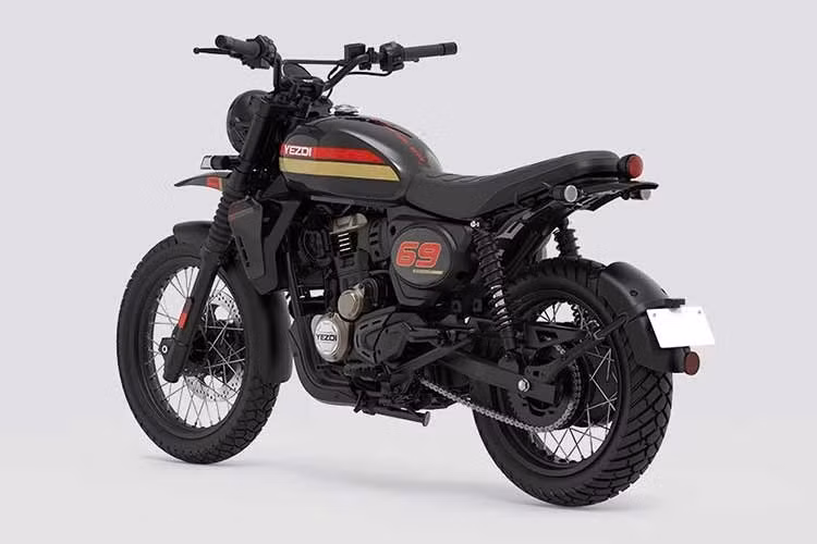 Bên cạnh đó, việc bố trí két nước theo phương ngang cùng hệ thống ống xả đặt trung tâm góp phần cải thiện khả năng tản nhiệt và phân bổ trọng lượng, từ đó mang lại cảm giác lái cân bằng hơn. Mẫu xe này được trang bị ba chế độ lái gồm Road, Rain và Off-road, cho phép điều chỉnh phản hồi động cơ và hệ thống phanh tùy theo điều kiện vận hành.