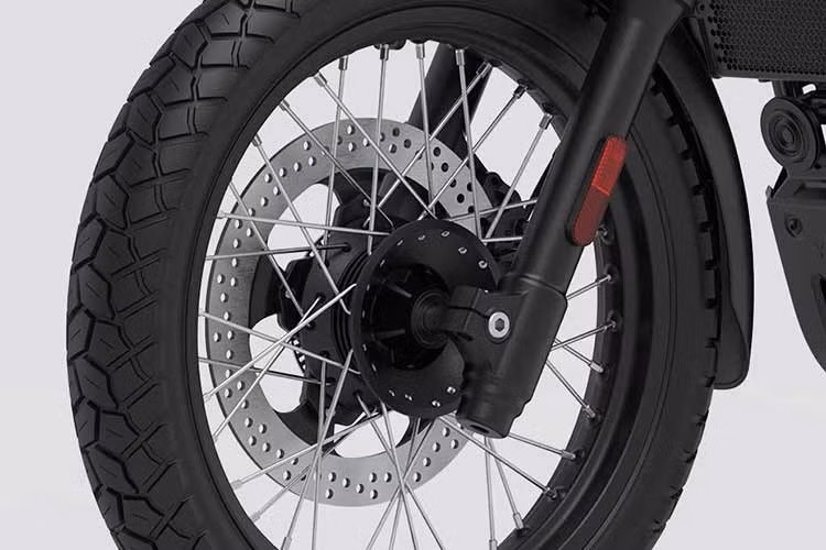 Yezdi Scrambler 350 2026 được trang bị bộ phanh đĩa với đường kính 320 mm ở bánh trước và 240 mm ở bánh sau. Bộ vành nan hoa kết hợp lốp bán địa hình kích thước 19 inch phía trước và 17 inch.